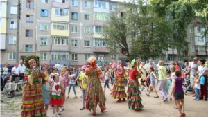 Праздничные торжества во дворах многоквартирных домов продолжаются