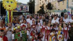 «Творческий бульвар» в День города Чебоксары стал местом встречи талантов, эмоций и идей (фотограф Денис Андреев)