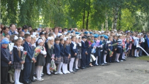 Глава администрации Шемуршинского района Владимир Денисов  принял участие на торжественной линейке посвященной Дню знаний