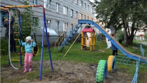 Жители отдаленных районов города Шумерли получили практичный подарок – современные детские площадки