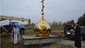 Установка купола на часовне села Батырево