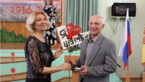 И.о. министра Инна Антонова поздравила учителей Шумерли с профессиональным праздником