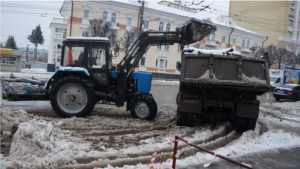 На борьбу со снежной кашей вышли около 100 единиц спецтехники и более 1,1 тысяч рабочих