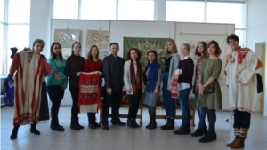Студенты Чебоксарского художественного училища изучают традиционную чувашскую вышивку