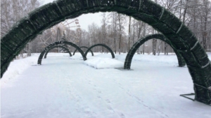 Подготовка городских площадок к Новому году в Чебоксарах выполняется поэтапно