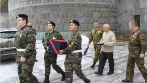 Торжественная передача родственникам останков красноармейца 2-го Гвардейского мотострелкового полка 2-й Гвардейской мотострелковой дивизии Константина Николаевича Савельева, уроженца деревни Полевые Шигали Батыревского района