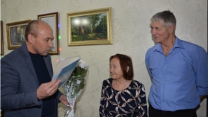 Глава администрации Батыревского района Р.Селиванов поздравил с юбилеем ветерана киноотрасли