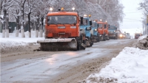 В Чебоксарах весь понедельник убирают последствия снегопада выходных дней