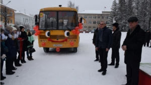 Торжественное вручение ключей от нового школьного автобуса