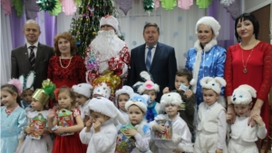 Глава администрации Урмарского района А. Тихонов поздравил детей с Новым годом
