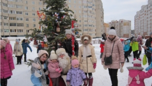 Новогодние праздники во дворах продолжают дарить радость горожанам