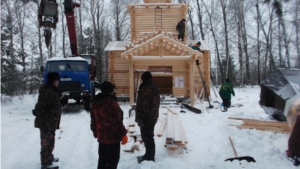 Установка купола с крестом на строящейся часовне в деревне Средние Татмыши