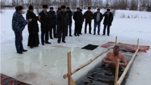 Руководители организаций и предприятий района искупались в крещенской иордани