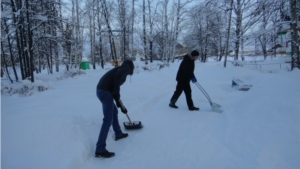 Уборка снега в городском парке культуры и отдыха