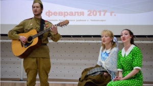 Артисты театра поздравили жителей Ленинского района с Днем защитника Отечества