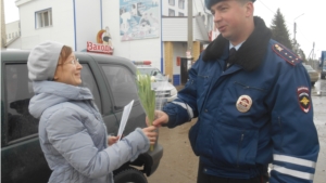 В канун 8 марта в Красноармейском районе сотрудники ГИБДД поздравляли женщин-водителей и дарили им живые цветы