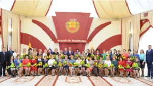 Глава Чувашии Михаил Игнатьев вручил награды лучшим труженицам республики