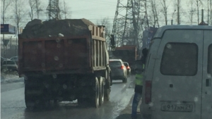 Бездействие сотрудников на постах весового контроля - перегруженные самосвалы беспрепятственно  движутся мимо контрольных пунктов взвешивания