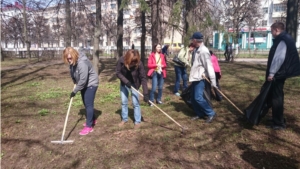 Коллектив Минфина Чувашии принял участие в субботнике около Сквера им. Чапаева