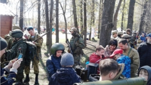 В чебоксарском городском детском парке им. А.Г. Николаева состоялся интерактивный фестиваль "История русского оружия", приуроченный ко Дню Победы