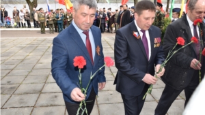 Константин Яковлев возложил цветы к обелиску погибшим воинам в Мариинско-Посадском районе