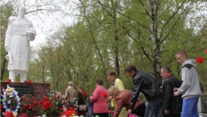 Митинг на городском кладбище у памятника солдатам, умершим от ран в Алатырских госпиталях