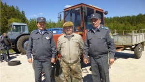 Экзамены трактористов в Комсомольском районе.