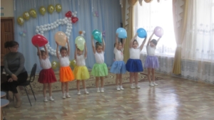 А детство звонкое смеется!