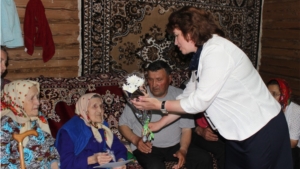Алиса Иванова ветерана труда Веру Димитриевну Григорьеву поздравила с 90-летием