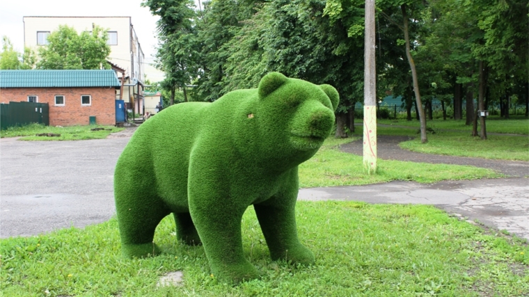 В Чебоксарском детском парке им. А.Г. Николаева появились топиари двух медведей и кролика