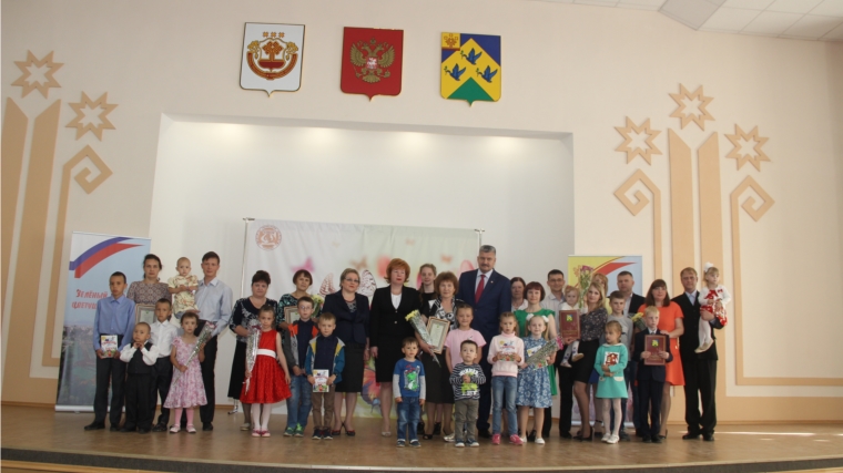 В преддверии Дня семьи, любви и верности в Новочебоксарске состоялось чествование супружеских пар