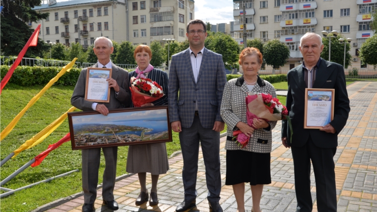 В День семьи, любви и верности на Красной площади столицы Чувашии прошло чествование семейных долгожителей
