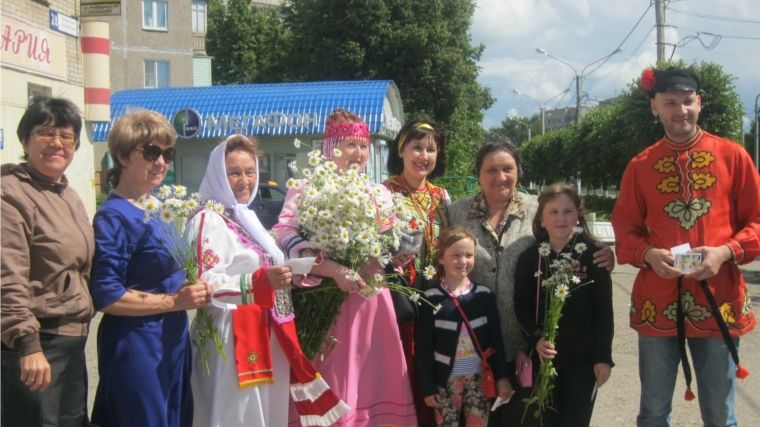 В праздничный день 8 июля в городе Новочебоксарск состоялась акция «Ромашка в подарок»