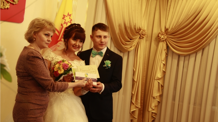 В День семьи, любви и верности новочебоксарский отдел ЗАГС проводит торжественные регистрации брака