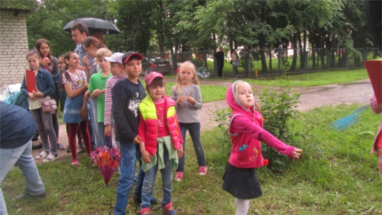 Дворовый праздник, проведенный в рамках Года Матери и Отца в Чувашской Республике прошёл в Калининском районе
