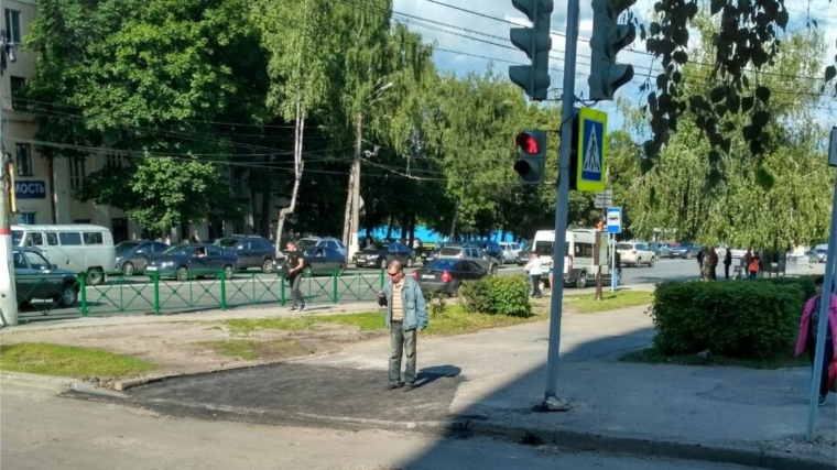 Удобно водителям, удобно пешеходам: отремонтирован подход к пешеходному переходу на ул. Пирогова