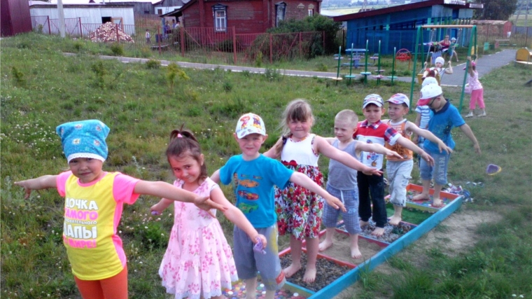 Воспитанники Чуварлейского детского сада «Колокольчик» прошлись по «Тропинке здоровья»