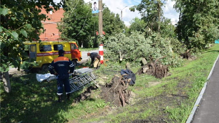 В Шумерле устраняют последствия, вызванные сильным ливнем и шквалистым ветром