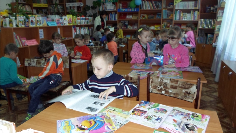 В рамках летней программы чтения «Солнце на книжной странице» организован час забав и развлечений «У нашего крыльца нет забавам конца»