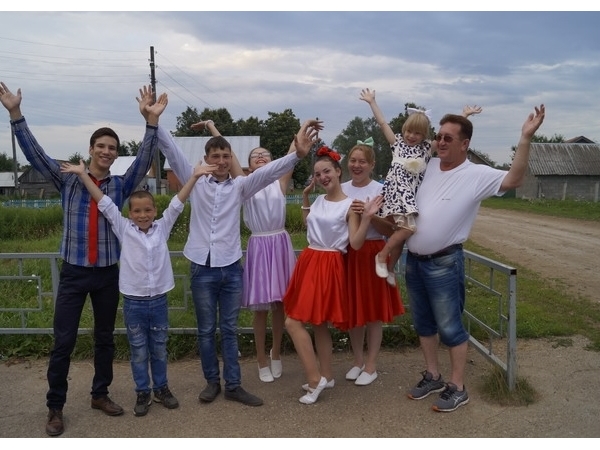 И в труде, и в песне всей семьей вместе!