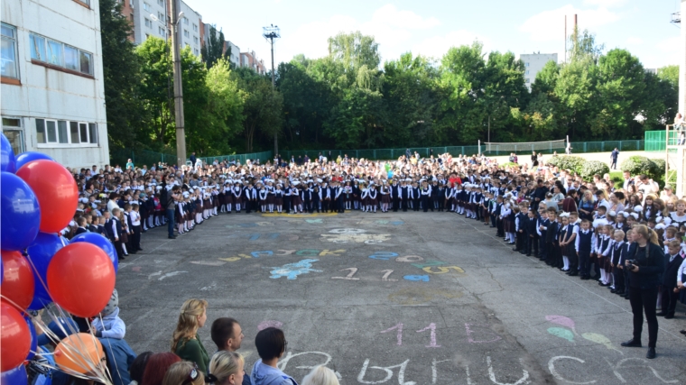 Заместитель главы администрации Московского района г. Чебоксары Елена Романова приняла участие в торжественной линейке, посвященной Дню знаний