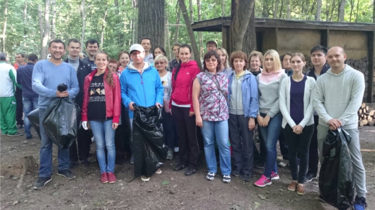 Специалисты Минфина Чувашии приняли участие во Всероссийском экологическом субботнике «Зеленая Россия»