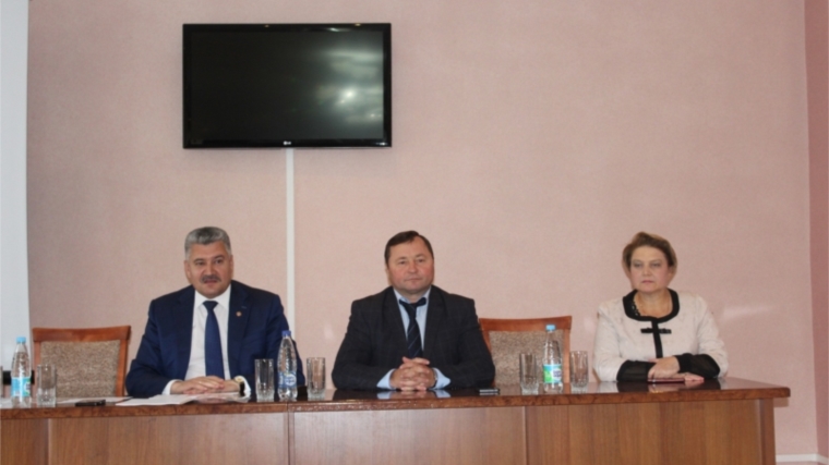 Министр здравоохранения Чувашской Республики Владимир Викторов представил коллективу Канашского ММЦ нового главного врача