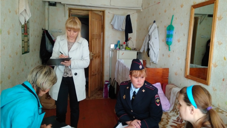 Проведение вечерних рейдов – одно из направлений работы с семьями, находящимися в социально опасном положении