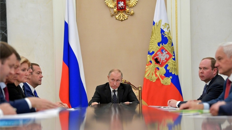 Президент России Владимир Путин: «Нам нужно решить принципиальную задачу – довести минимальный размер оплаты труда до уровня не ниже прожиточного минимума»