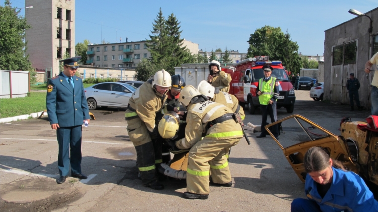 Спасатели и сотрудники МЧС учатся оказывать первую помощь на месте ДТП