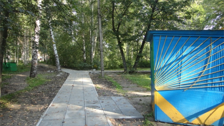 В парке культуры и отдыха города Шумерля в рамках реализации проекта «Формирование комфортной городской среды» продолжаются мероприятия по благоустройству