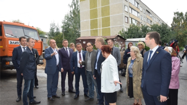 Депутаты ЧГСД и представители общественности проверили ход ремонтных работ во дворах Московского района в рамках федеральной программы «Формирование современной городской среды»