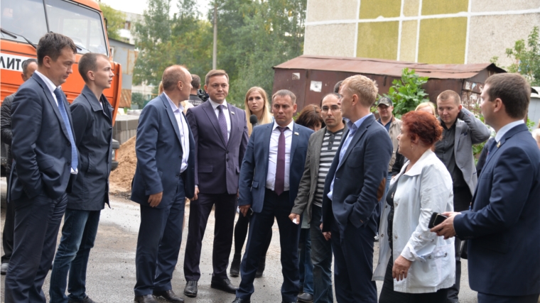 Чебоксарские депутаты проверили ход работ по благоустройству городских дворов в рамках федеральной программы «Формирование современной городской среды»