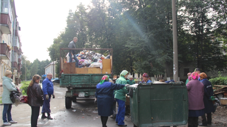 В Новочебоксарске продолжается уборка дворовых территорий от бытового мусора